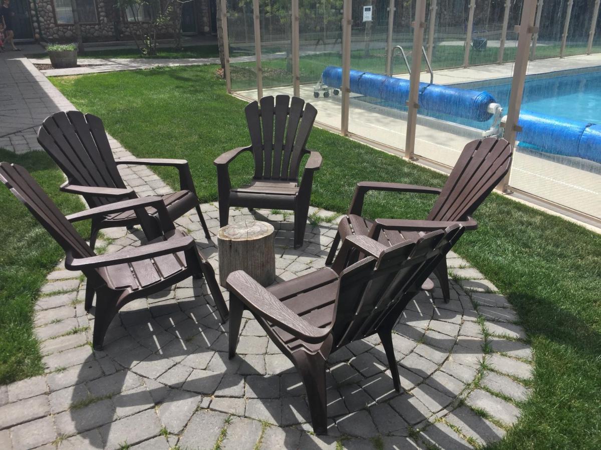Renovated Chalet At Mystic Springs, Mountain Views, Pets Welcome! Canmore Bagian luar foto