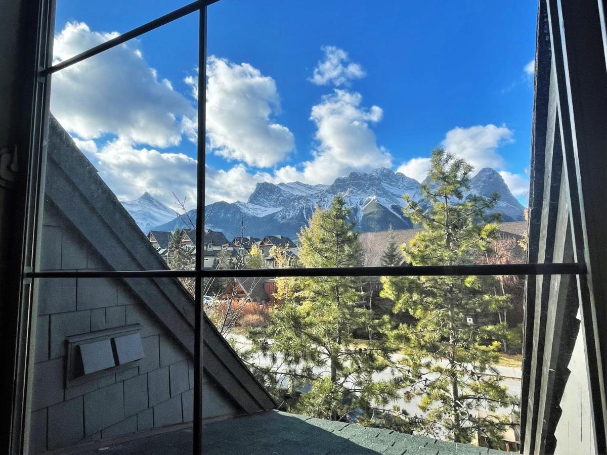 Renovated Chalet At Mystic Springs, Mountain Views, Pets Welcome! Canmore Bagian luar foto