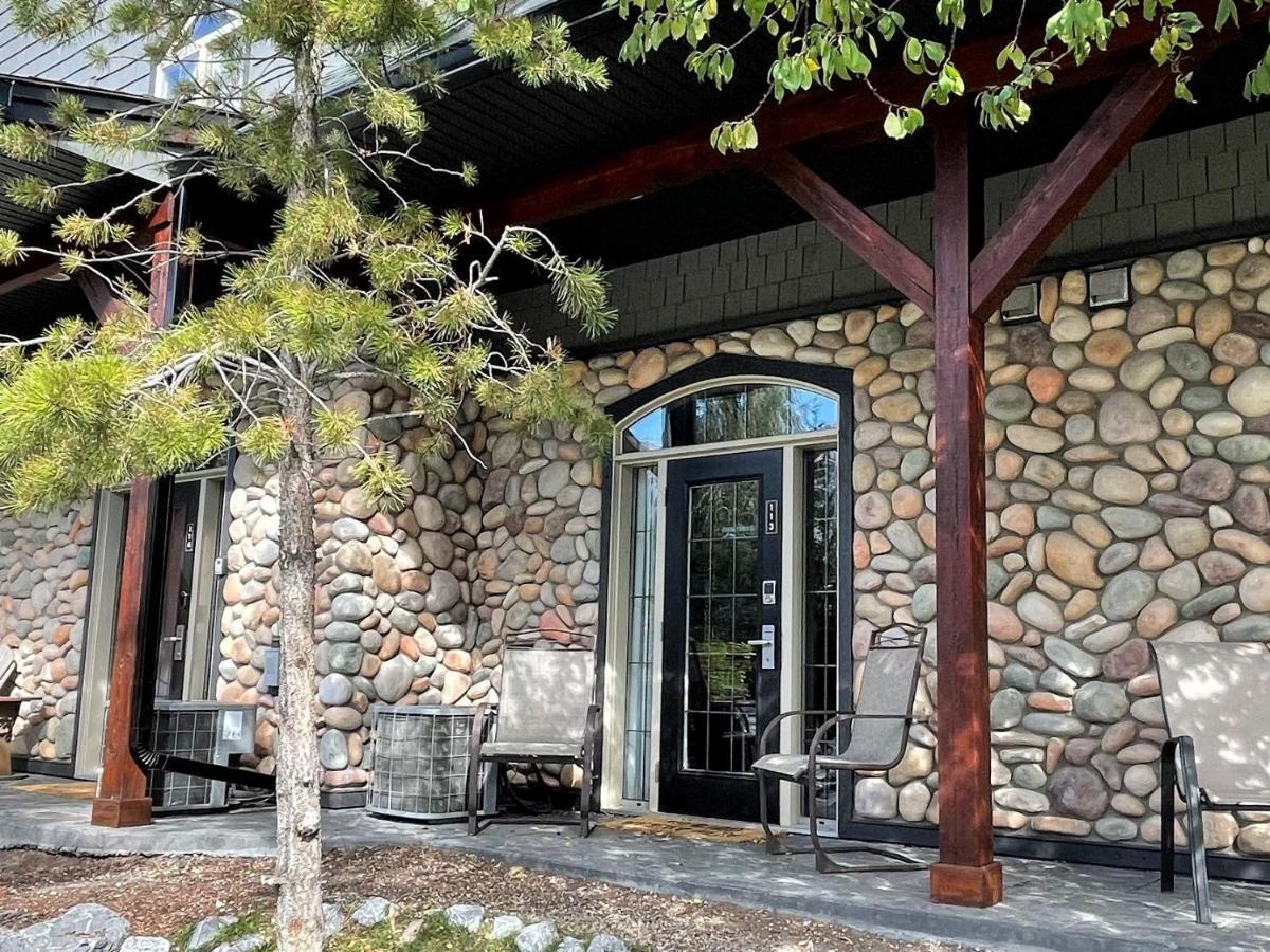 Renovated Chalet At Mystic Springs, Mountain Views, Pets Welcome! Canmore Bagian luar foto
