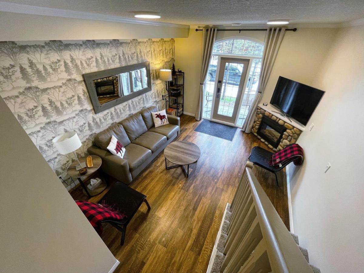 Renovated Chalet At Mystic Springs, Mountain Views, Pets Welcome! Canmore Bagian luar foto