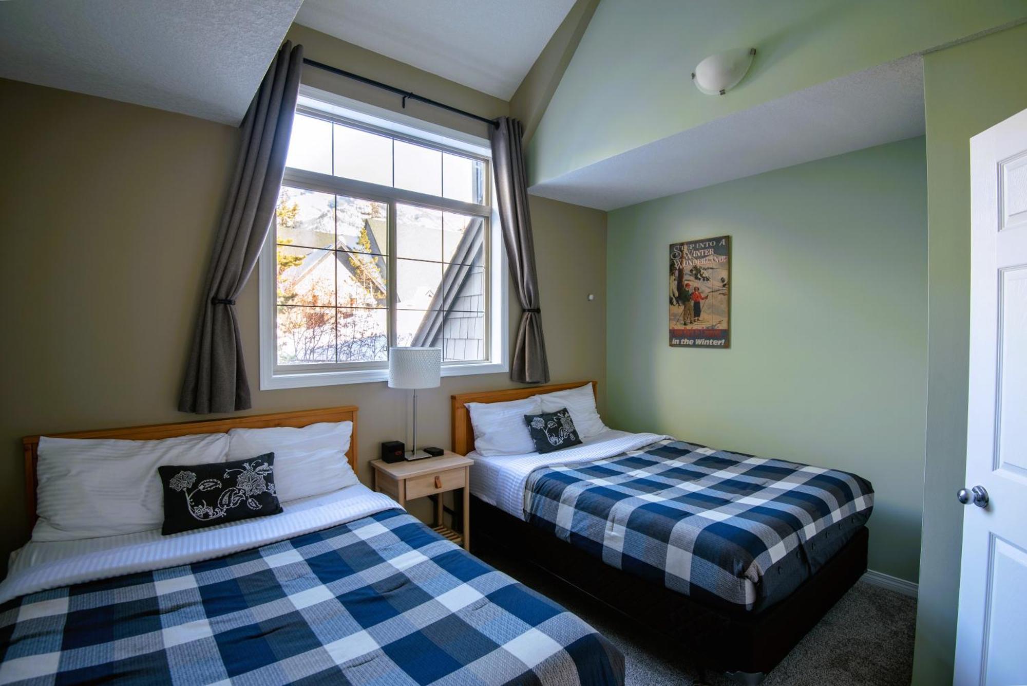 Renovated Chalet At Mystic Springs, Mountain Views, Pets Welcome! Canmore Bagian luar foto